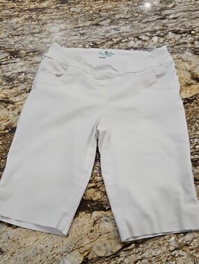 Coconut Row White Women's Bermuda Shorts - Stretch Pull-On. Size 8